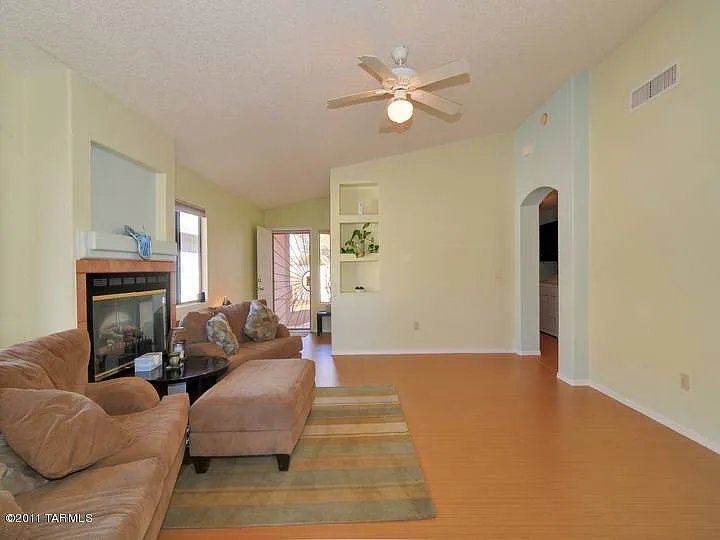 3 bed, 2.0 bath, 1317 sqft, $1,595 — Photo 2