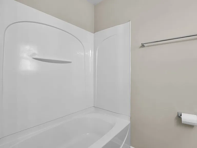 230 N Cir — Photo 33
