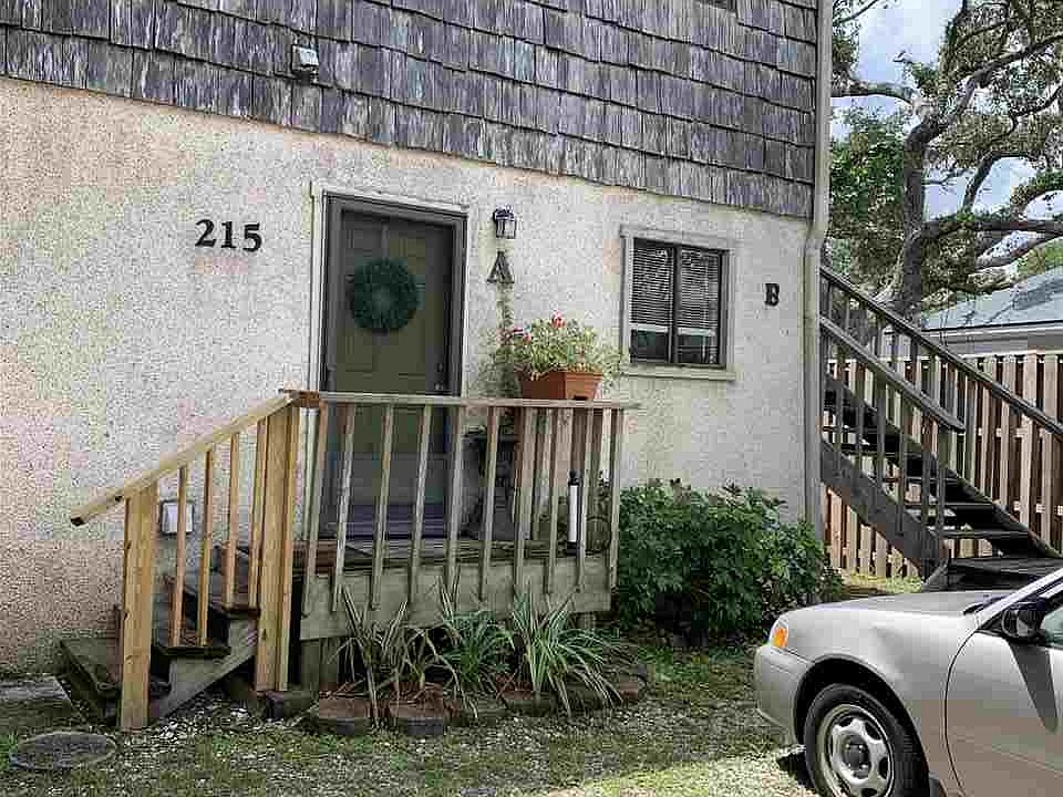 2nd image of 215 9th St