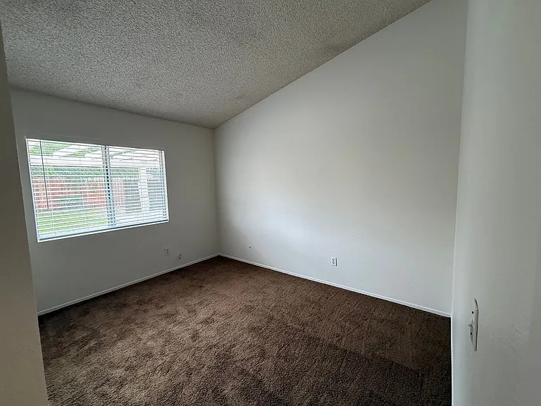 15191 Farmington Ct — Photo 7