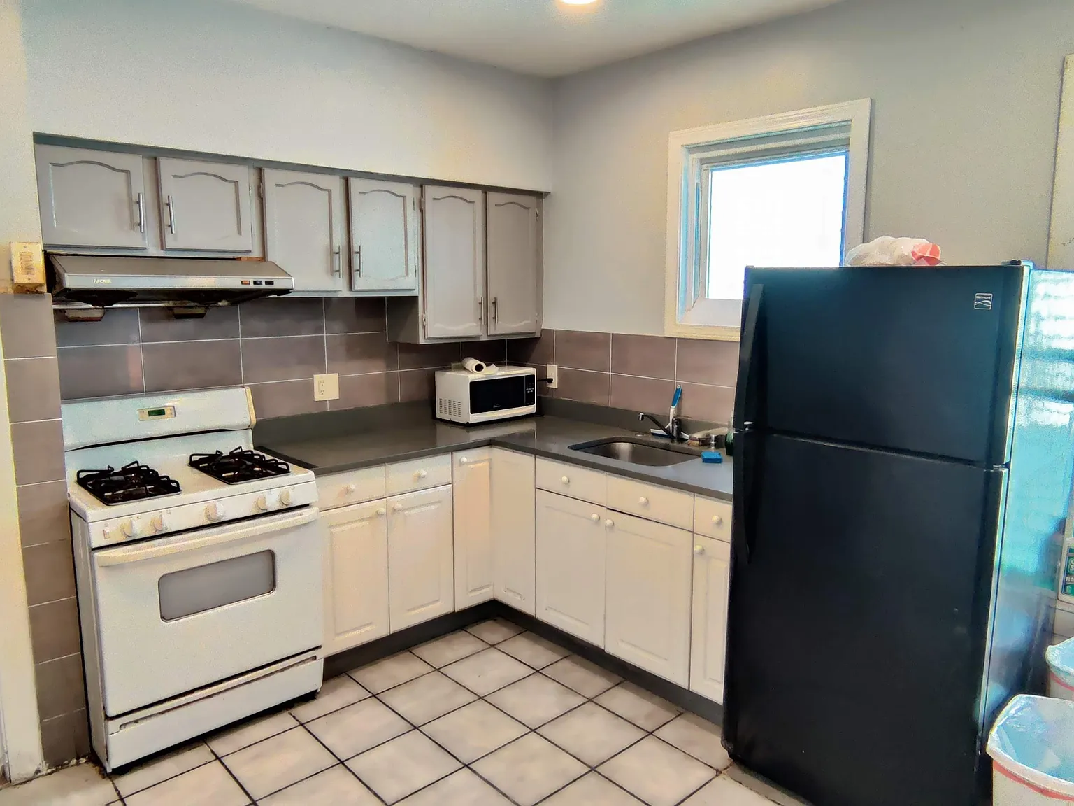 5 bed, 1.5 bath, 9999 sqft, $1,300 — Photo 1