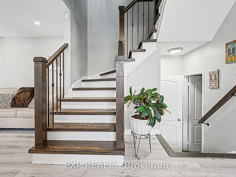 457 Heddle Cres — Photo 11