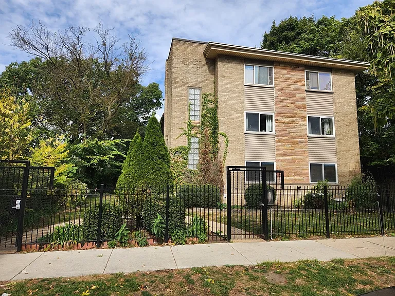 1404 W Estes Ave — Photo 14