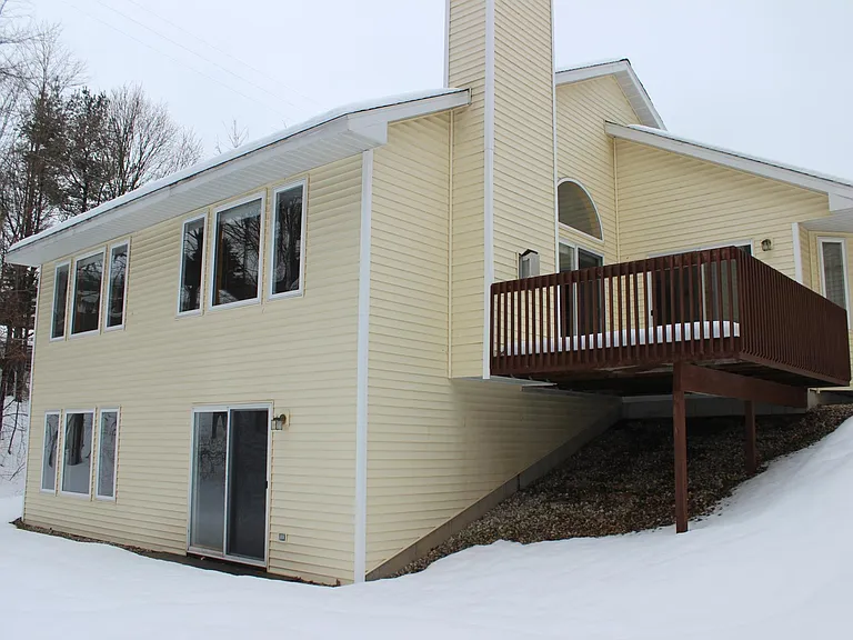 1695 Veterans Dr — Photo 2