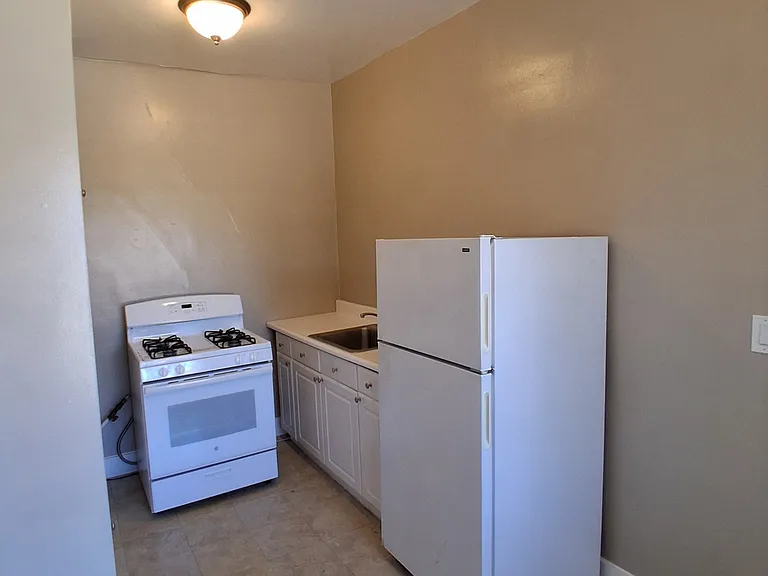 Claremont Towers Apartments — Photo 31