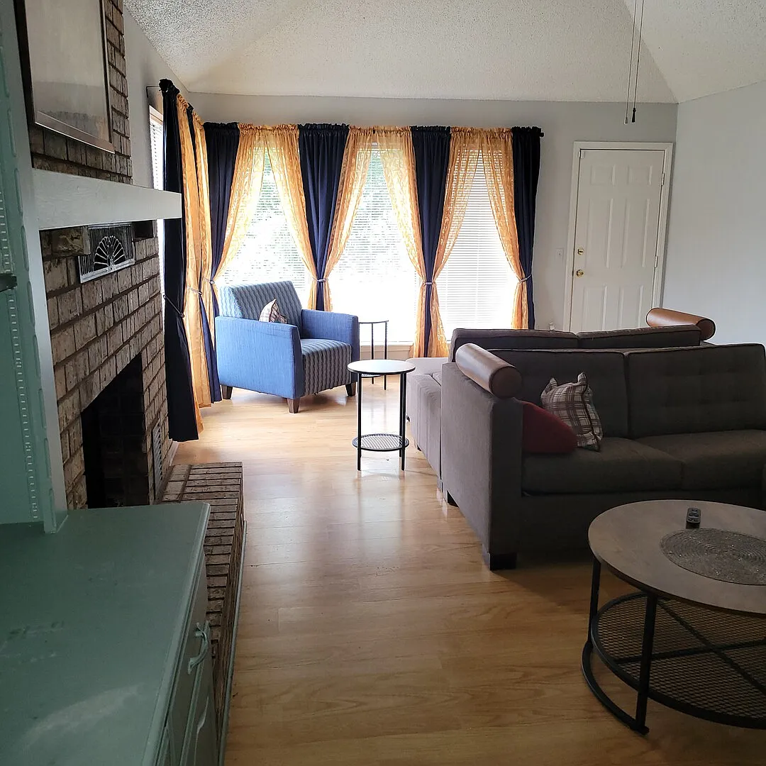Main Floor 2000sf — Photo 2