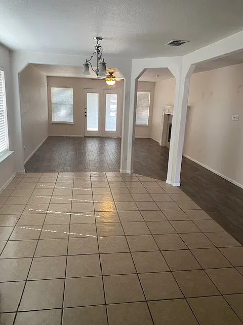 4 bed, 1994 sqft, $1,995 — Photo 3