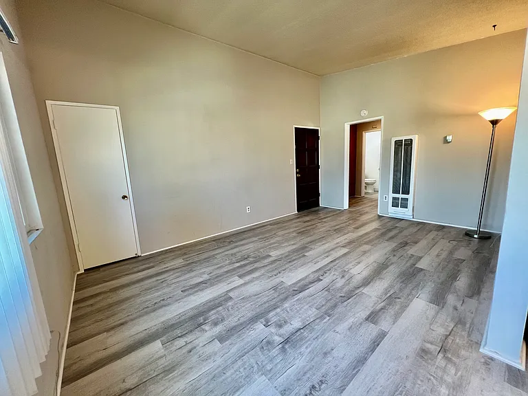 2516 Mathews Ave #4 — Photo 7