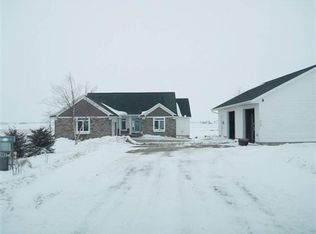 2828 69th St, Newhall, IA 52315