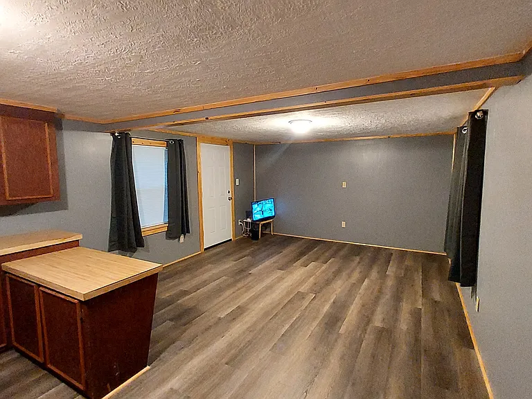 604 Mayflower Ln — Photo 6