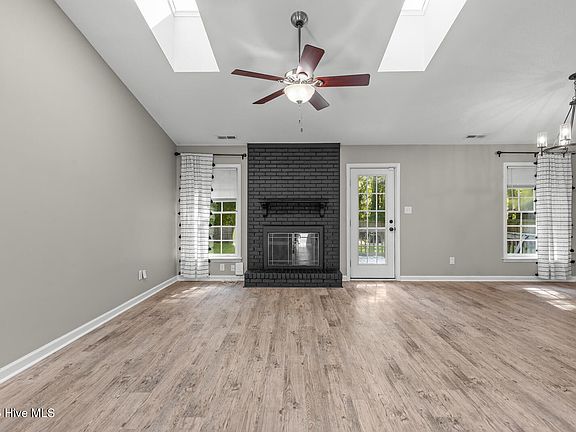 4th image of 182 Raintree Circle