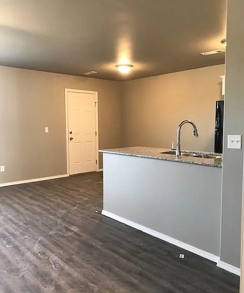 604 SW Loudon Dr #1 — Photo 5