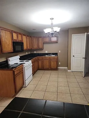 2 bed, 1.0 bath, 1200 sqft, $1,200 — Photo 3