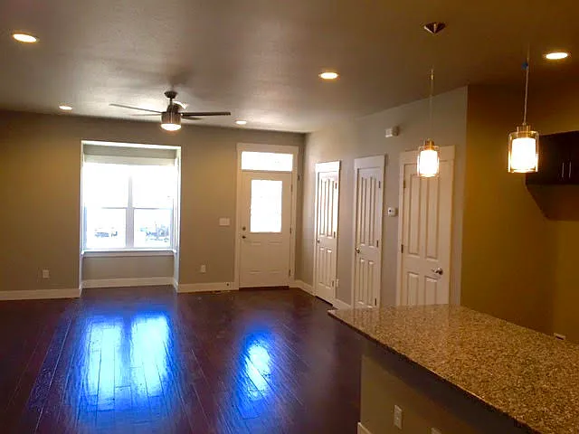 3 bed, 3.5 bath, 2100 sqft, $2,995 — Photo 4