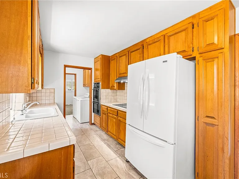 454 N Shattuck Pl — Photo 10