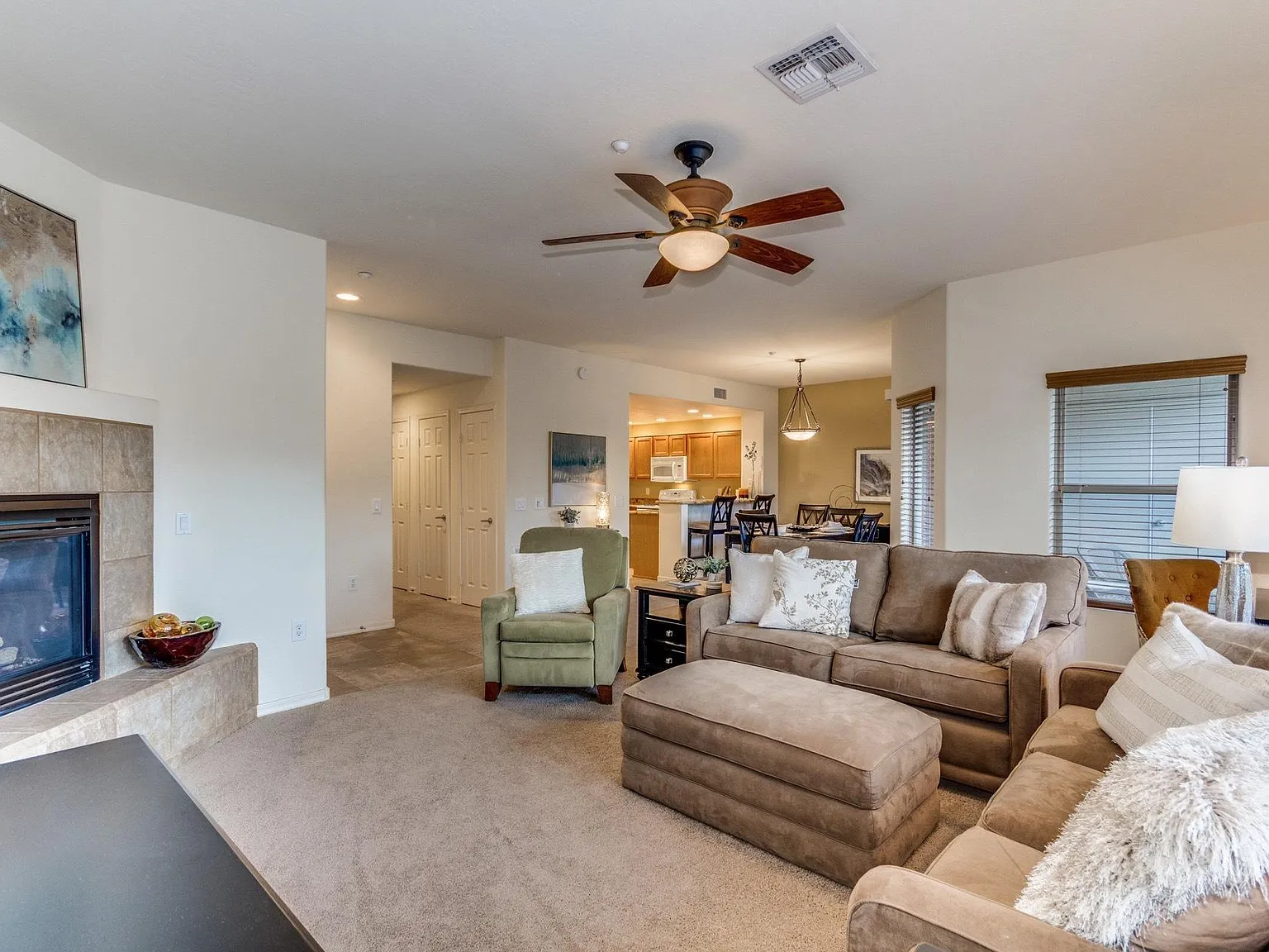 2 bed, 2.0 bath, 1383 sqft, $3,700 — Photo 4