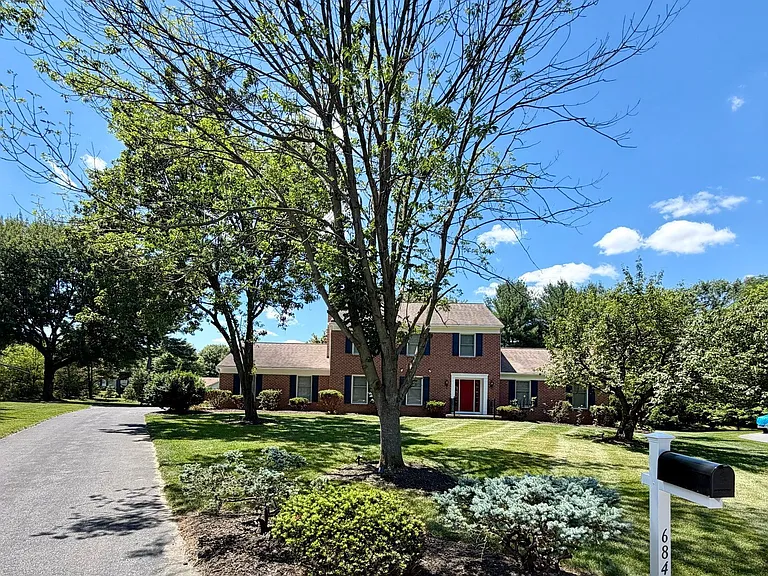 684 Steinman Ct — Photo 1