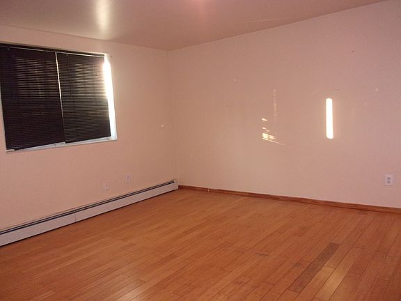 3rd image of 12928 Kew Gardens Rd APT 1