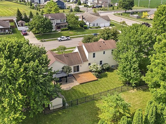 3rd image of 785 Pinehurst Dr
