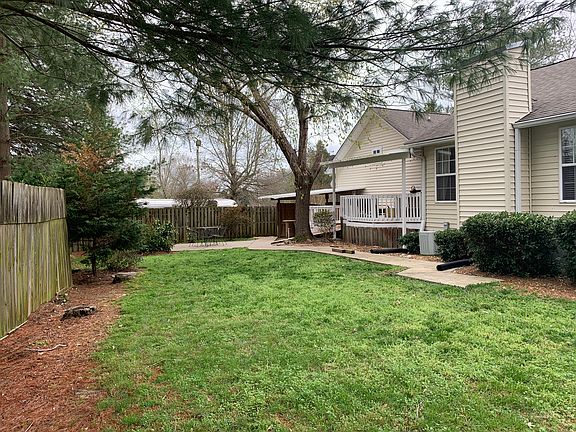 Quiet and tranquil back yard