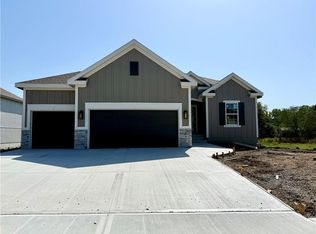 621 E 13th St, Kearney, MO 64060