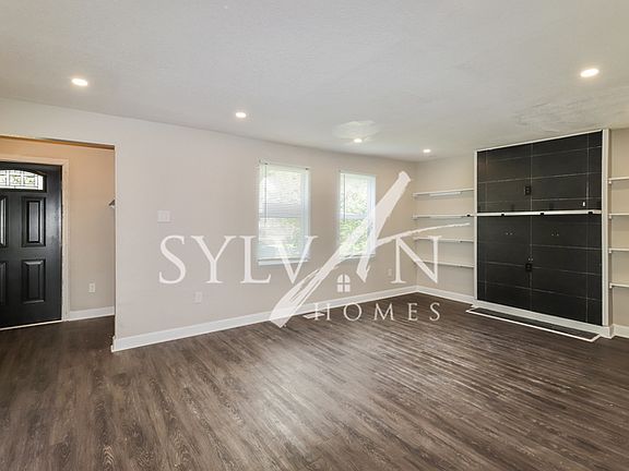 3rd image of 1527 Summit Ave