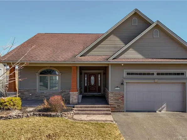 686 Hillcrest Dr, Fredericton, NB E3A 5L9