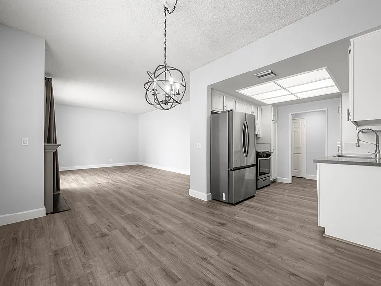 11800 Goshen Ave — Photo 2