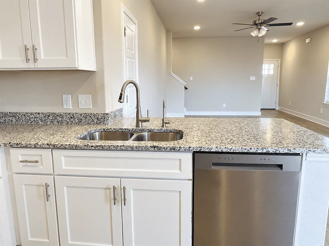 3 bed, 2.5 bath, 1505 sqft, $1,695 — Photo 3