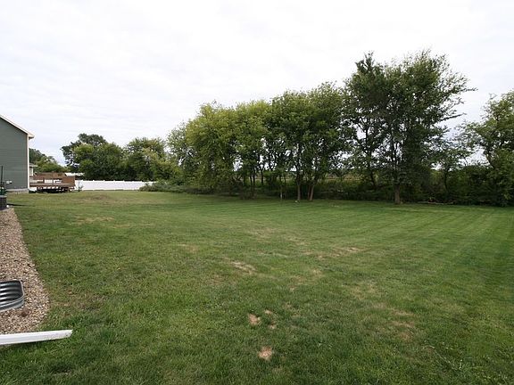 5th image of 215 Greenbush Dr