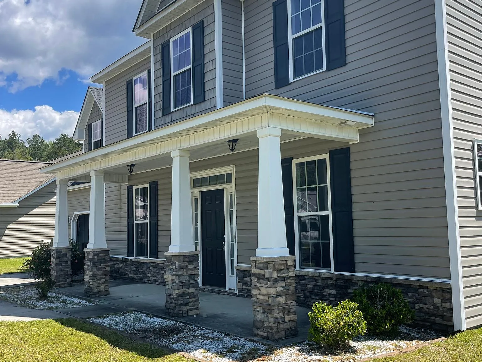 4 bed, 2.5 bath, 2635 sqft, $2,350 — Photo 2