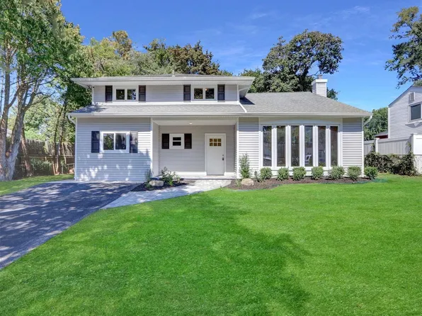 3 Roxanne Court, Huntington Station, NY 11746