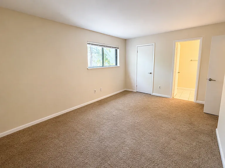 1295B Schaub Dr — Photo 2