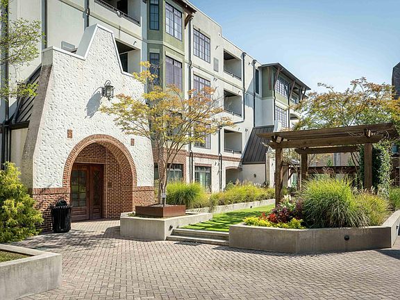 3rd image of 100 Hallman Hl E APT 109