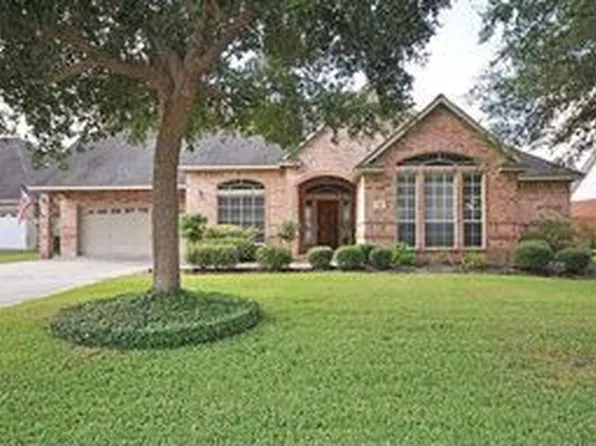 56 Mahogany Ct, Lake Jackson, TX 77566