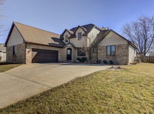 7 Westminster Dr, Lincoln, IL 62656