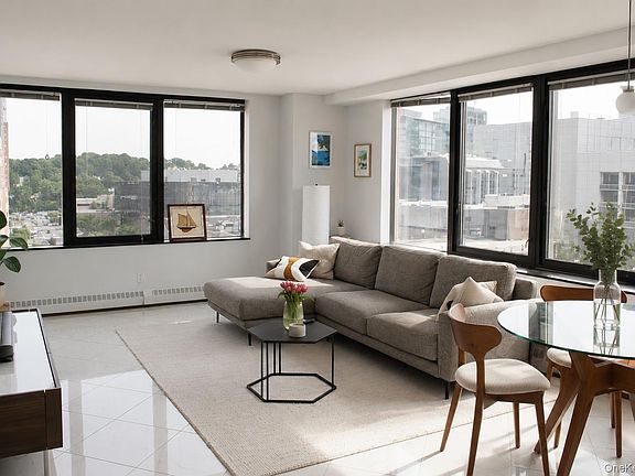 3rd image of 4 Martine Avenue #905
