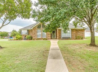 240 Cross Creek Ct, Burleson, TX 76028