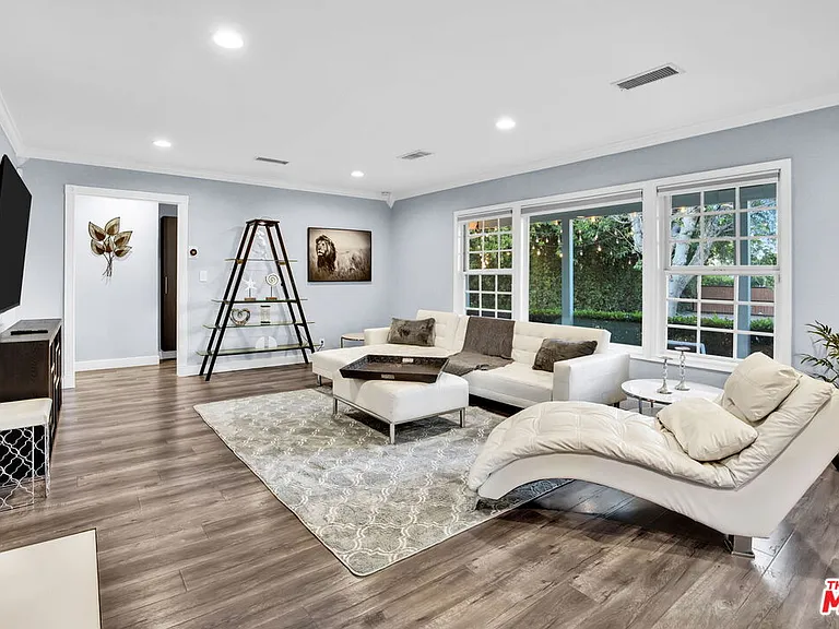 8345 White Oak Ave — Photo 4