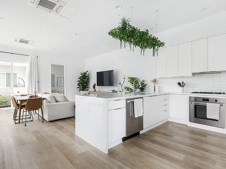 10907 Otsego St — Photo 12