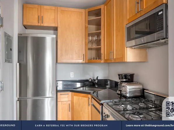 566 Hudson Street image 9 of 19