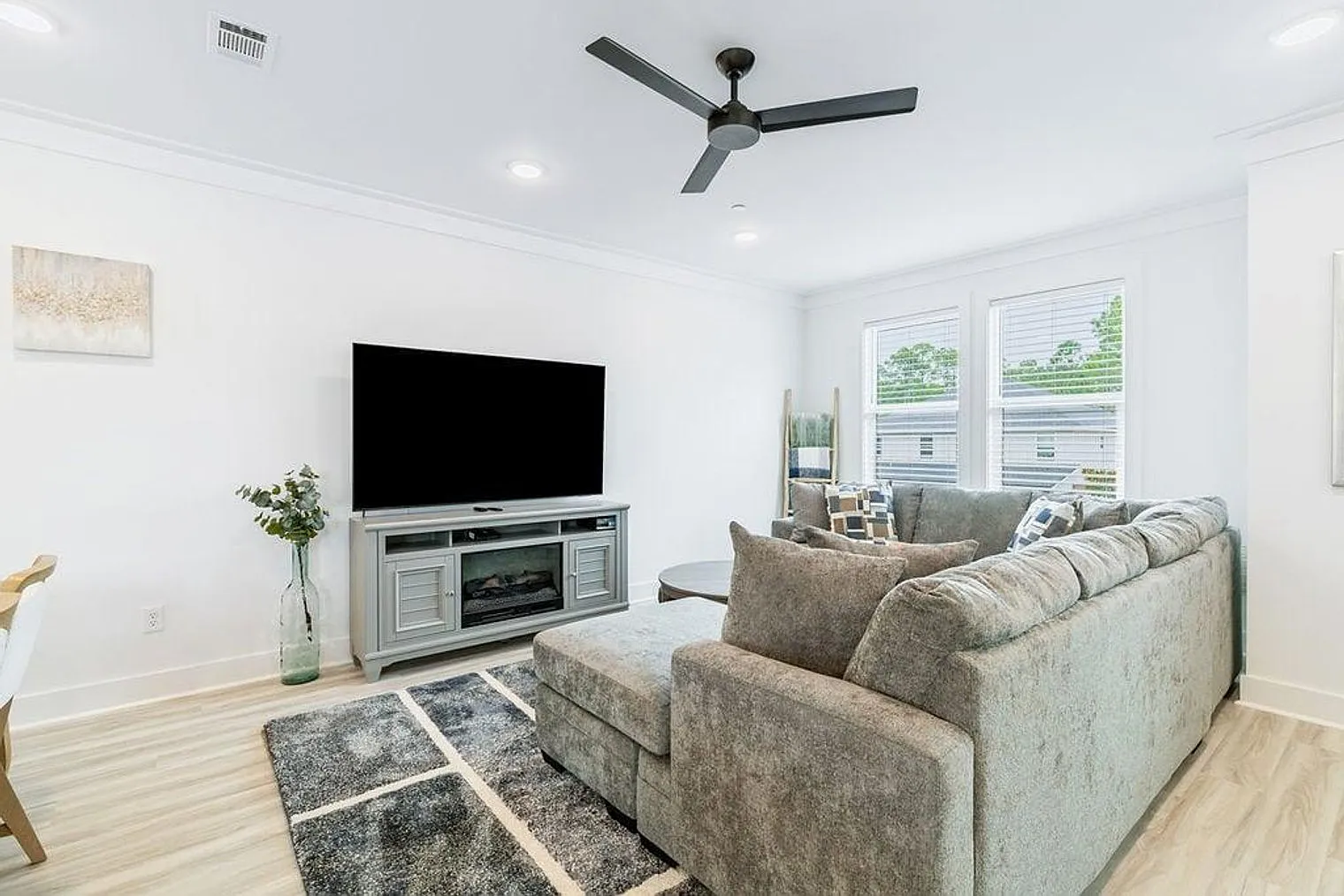 4 bed, 3.0 bath, 1980 sqft, $2,573 — Photo 3