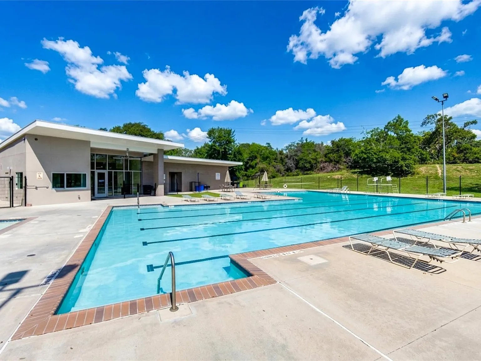 5 bed, 4.0 bath, 3342 sqft, $5,900 — Photo 4