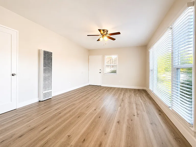 2015 Pine Ave #1 — Photo 5
