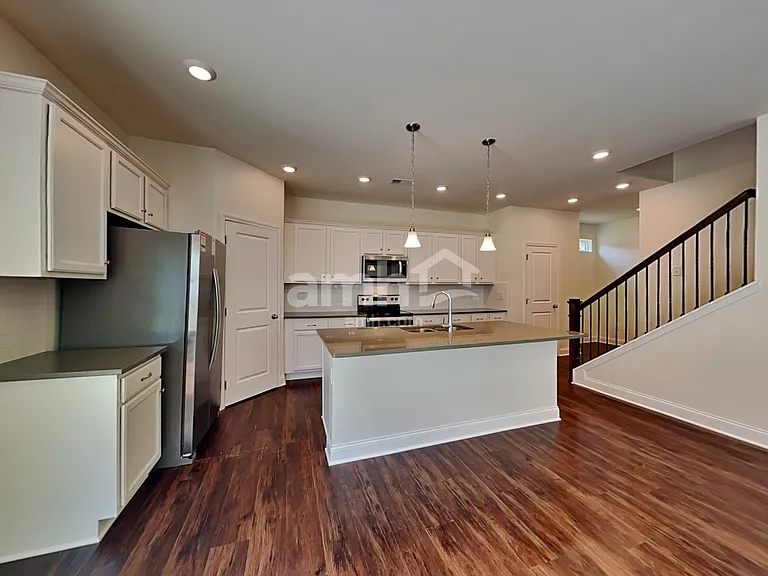 769 Carnaby Ln — Photo 4