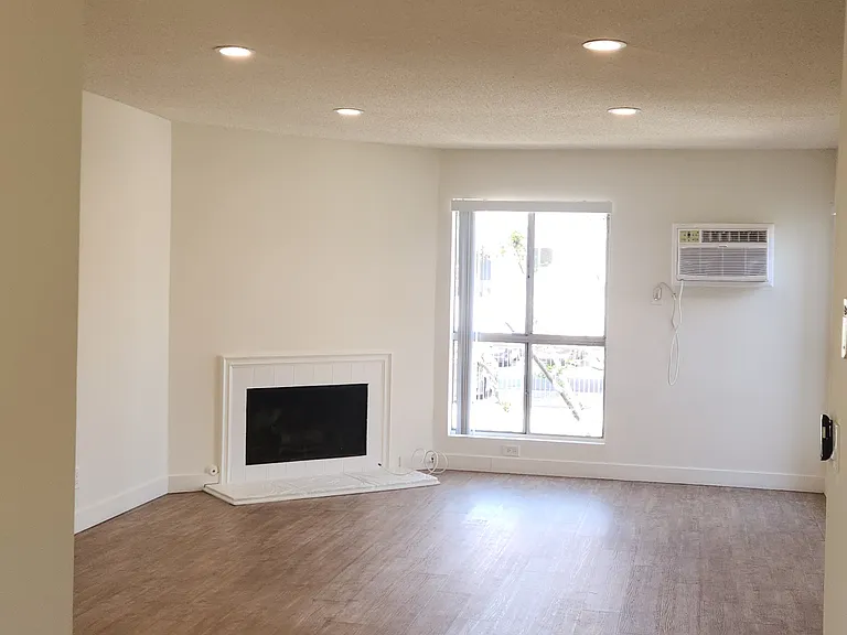 Sherman Pines Apartments — Photo 40