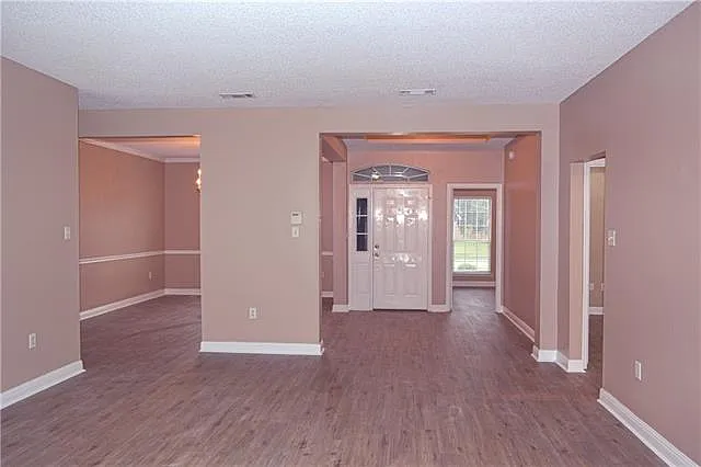 4 bed, 2.5 bath, 2400 sqft, $2,250 — Photo 2