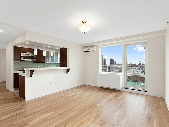 4th image of 301 W 115th St Ph 1D