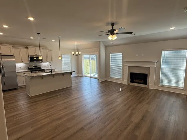 4 bed, 1567 sqft, $2,100 — Photo 3