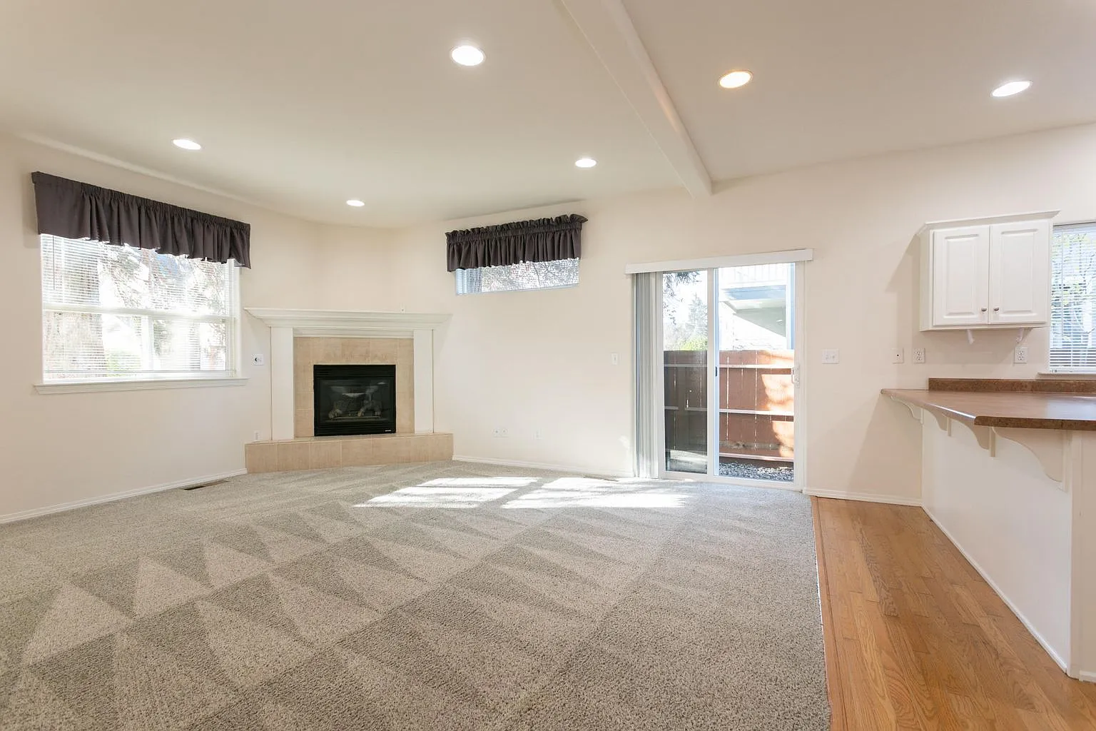 3 bed, 2.5 bath, 1828 sqft, $2,195 — Photo 2